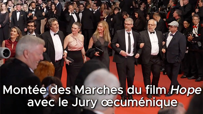 Une montée des marches du Jury œcuménique pour ’Hope’ de Na Hong-jin
